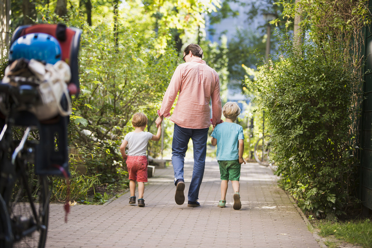 Ein Vater holt seine Kinder von der Kita Blumenkinder in Berlin ab. Ein Vater holt seine Kinder von der Kita Blumenkinder in Berlin ab.