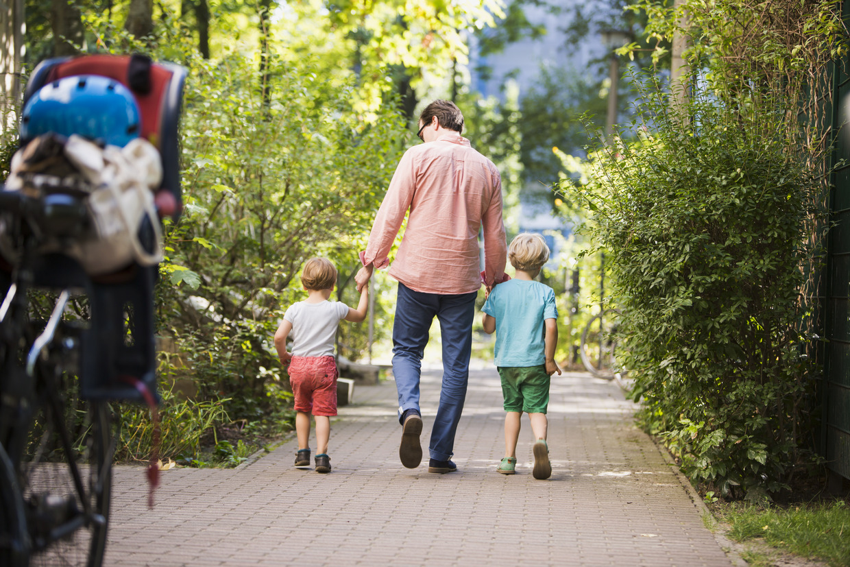 Ein Vater holt seine Kinder von der Kita Blumenkinder in Berlin ab. Ein Vater holt seine Kinder von der Kita Blumenkinder in Berlin ab.